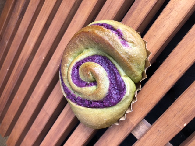 抹茶と紫いもパン